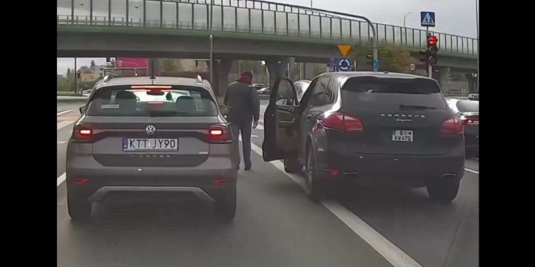 Brutalna napaść kierowcy Porsche w Warszawie. Pobił innych kierowców! [WIDEO]