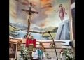 Tragedia podczas mszy świętej. Ogromny krzyż spadł na księdza i go zabił. Wszystko nagrała kamera