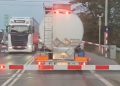 Skrajna głupota na przejeździe kolejowym. Wszystko zostało nagrane [WIDEO]