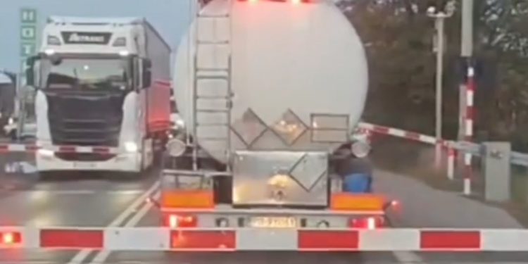 Skrajna głupota na przejeździe kolejowym. Wszystko zostało nagrane [WIDEO]