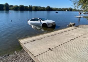 Samochód elektryczny znalazł się pod wodą. Nietypowy wypadek w Krakowie