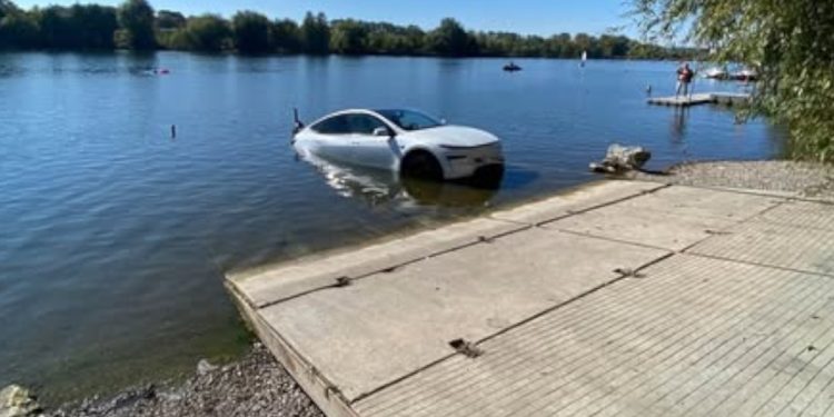 Samochód elektryczny znalazł się pod wodą. Nietypowy wypadek w Krakowie